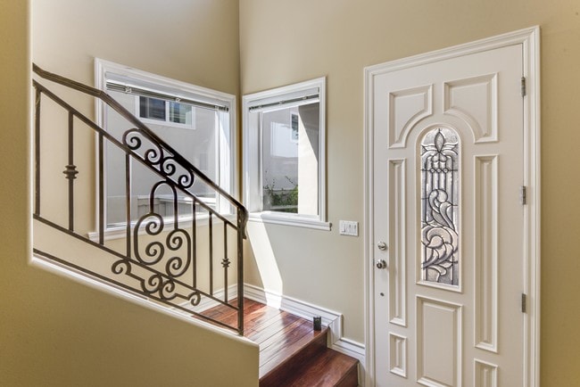 Entry - 513 N Juanita Ave