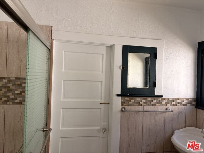 Building Photo - 1183 W 37th Dr