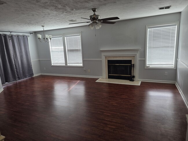 Building Photo - 979 Stewarts Creek Dr