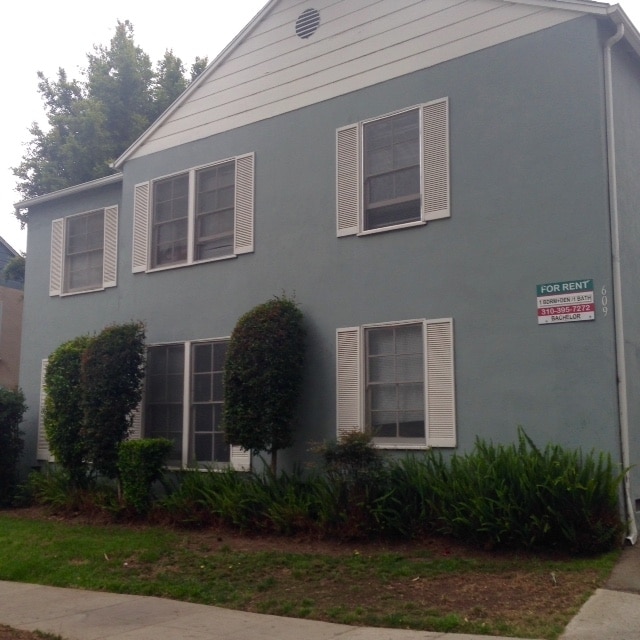 Building Photo - 609 Kelton Ave
