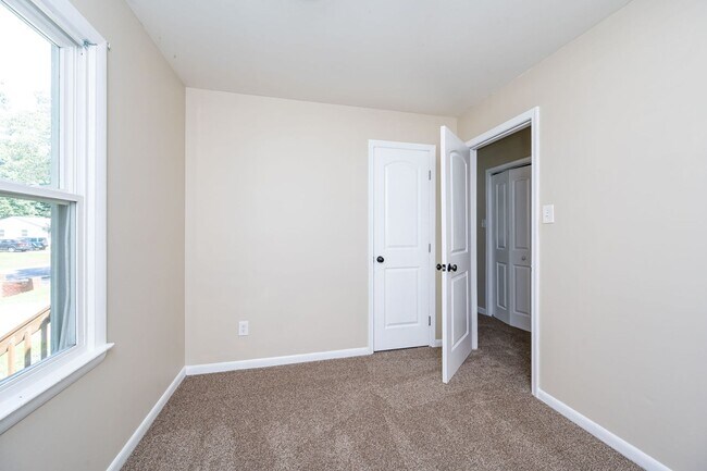 Building Photo - Chesterfield Ranch Home Available