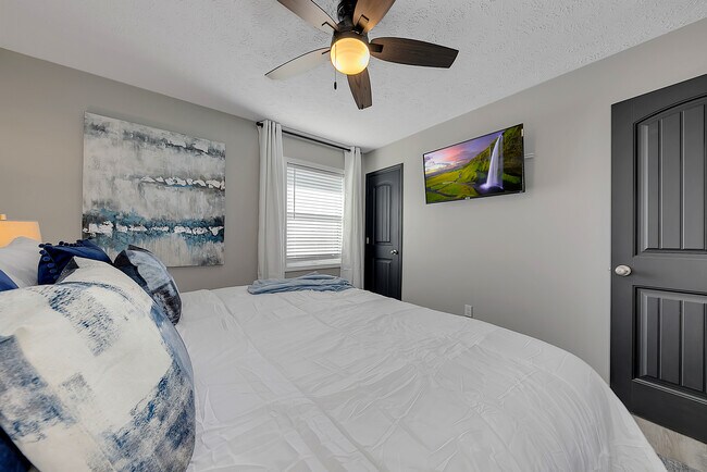 Building Photo - 2062 Woodbine Cir