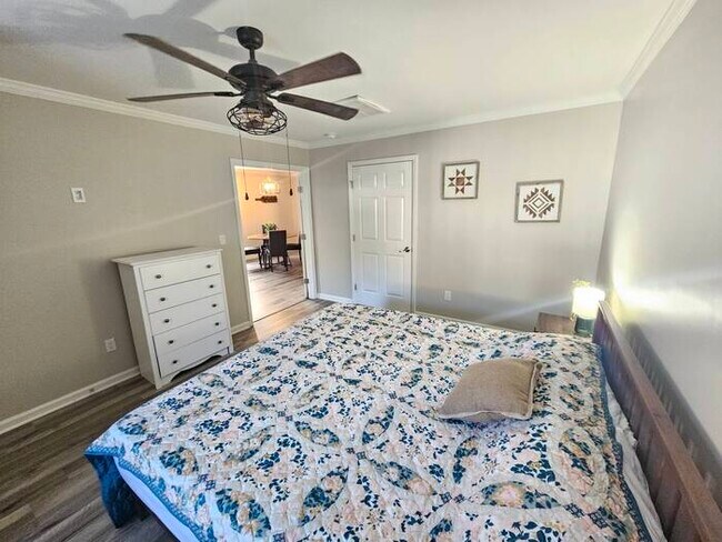 Building Photo - Furnished rental