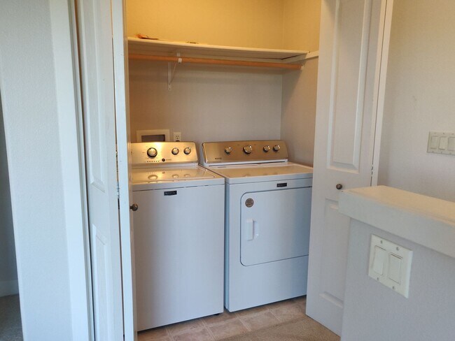 Building Photo - 331 NW Flagline Dr