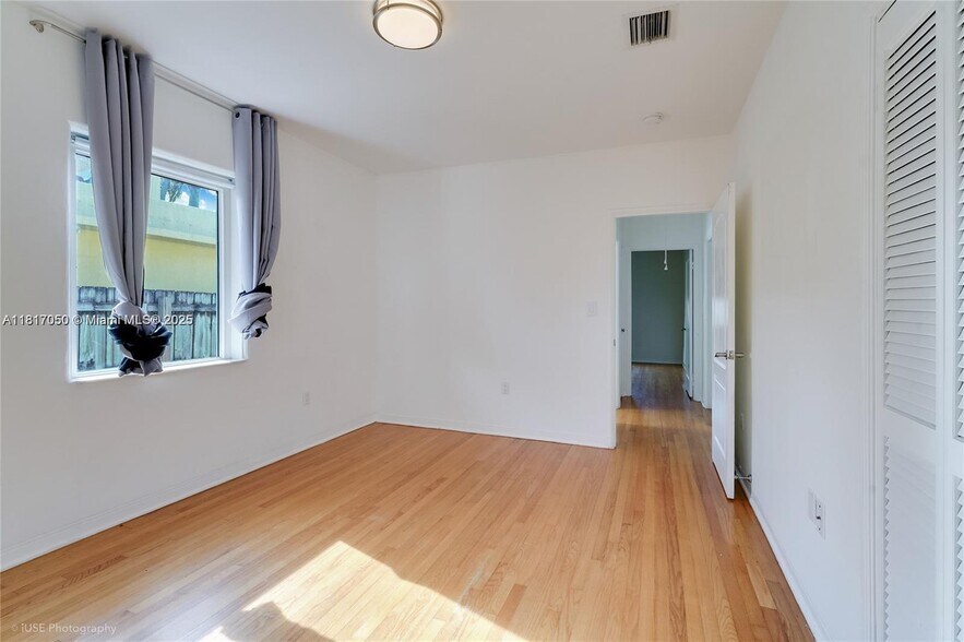 Building Photo - 1615 Bay Dr