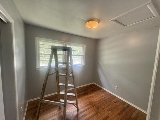 Building Photo - 1416 E Sedgefield Dr