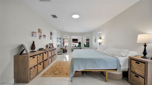 Building Photo - 3730 SE 4th Ave