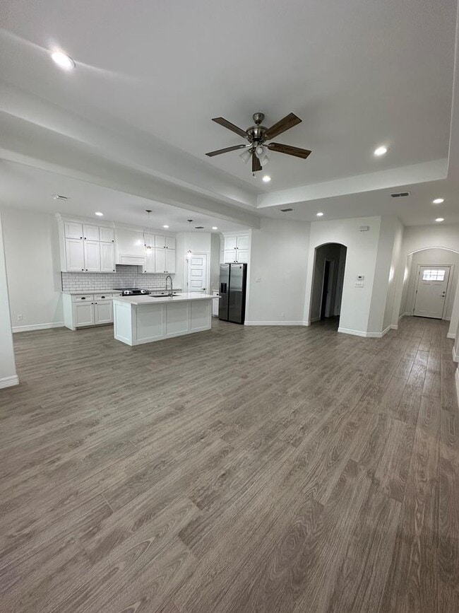 Building Photo - 113 Torrey Pines Dr