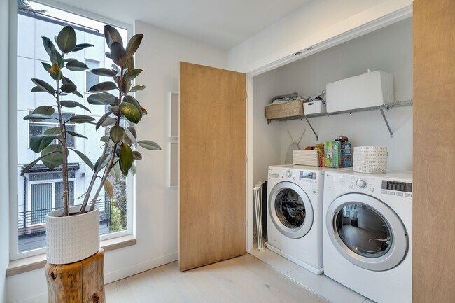 Building Photo - Modern stylish Madison Valley home