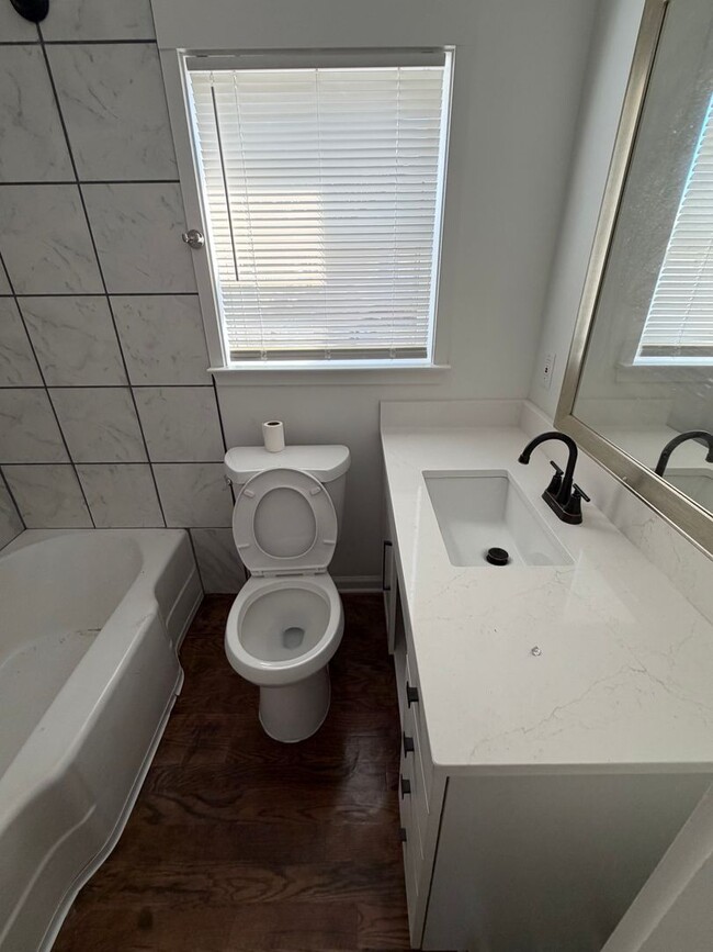 Building Photo - 222 Burnett St