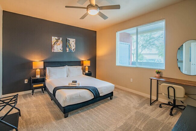 Building Photo - 2044 S Willow Creek Apartment