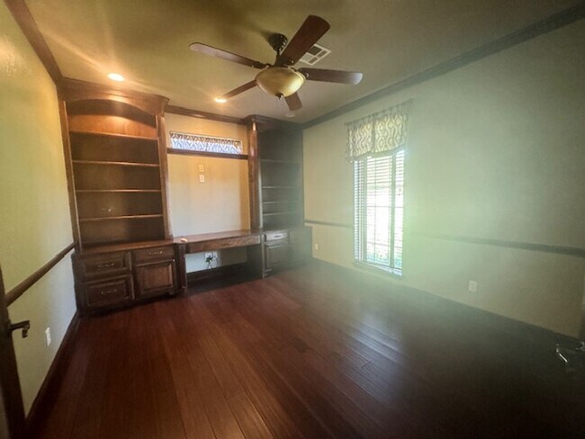 Building Photo - Large 3 bed, 2.5 bath with 30x30 shop