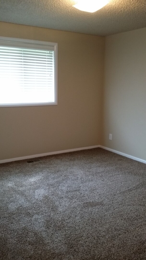 Building Photo - Meridian Manor 3 bedroom/1.5 home with newer carpet and paint!