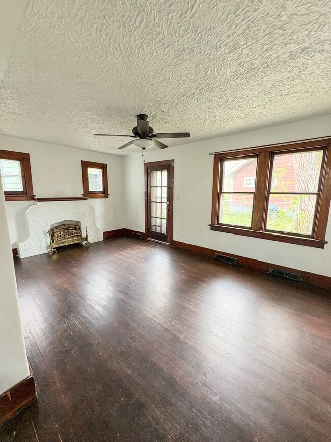 Building Photo - 3 bed 2 bath Home with Fenced Yard