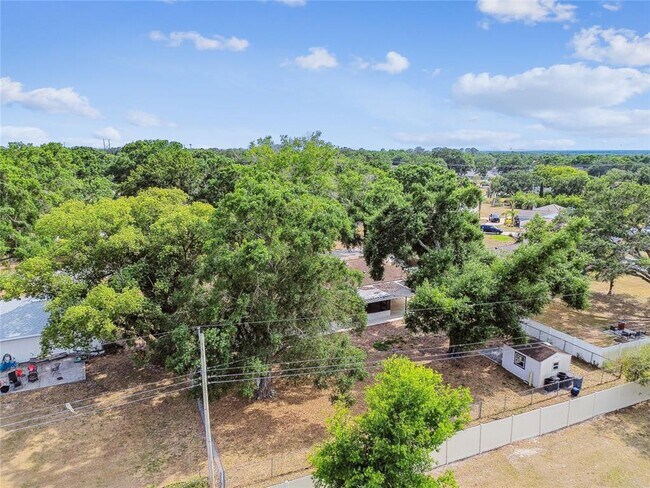 Building Photo - 1102 Shadowbrook Dr N