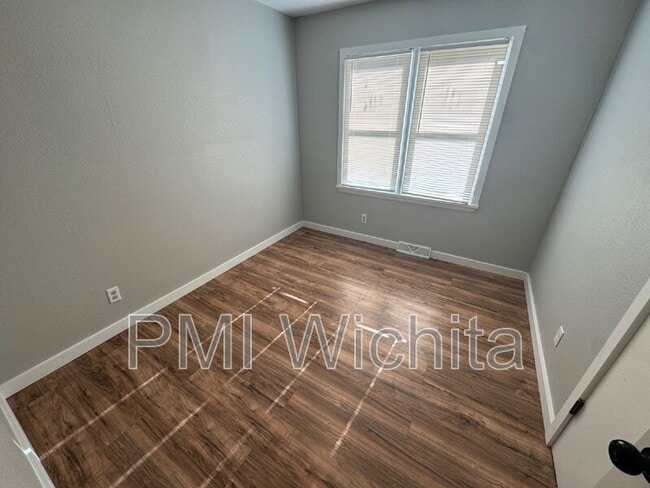 Building Photo - 923 N Sheridan St