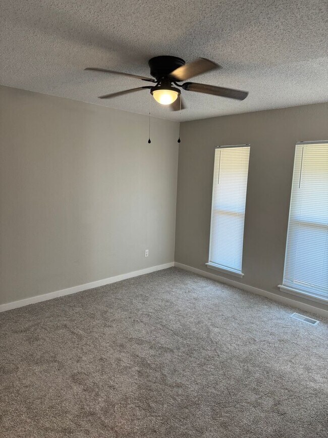 Building Photo - Recently remodeled!