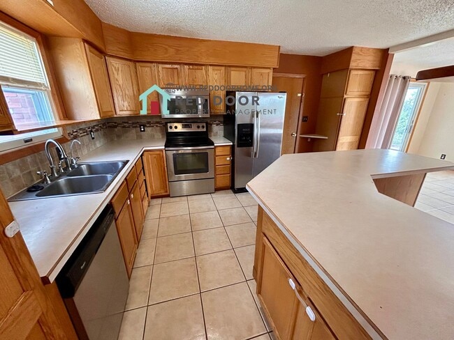 Building Photo - Spacious 5-Bedroom Home with Central Air, Fireplace & Huge Fenced Yard