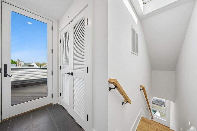 Building Photo - 169 Bowers St