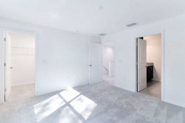 Building Photo - Spacious Two-Story East Tampa Rental Near Parks, Downtown and Major Highways