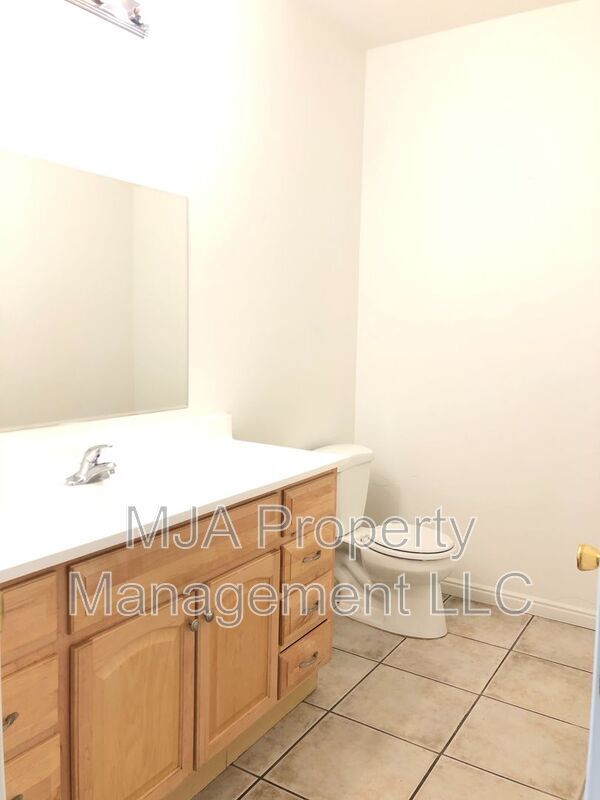 Building Photo - 2574 Robin Rd