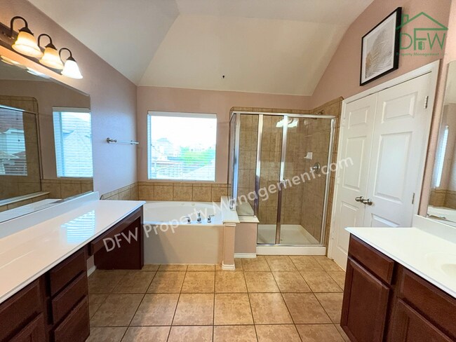 Building Photo - Elegant and Spacious 5-Bedroom Home for Lease in Fort Worth