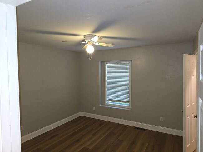 Building Photo - Charming 2-bedroom, 1-bath duplex unit