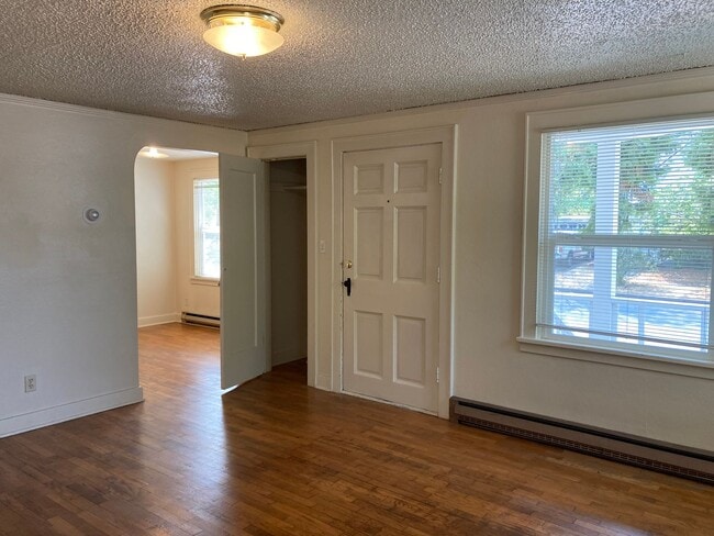 Building Photo - Campus House ~ 3 bedroom, 2 bath