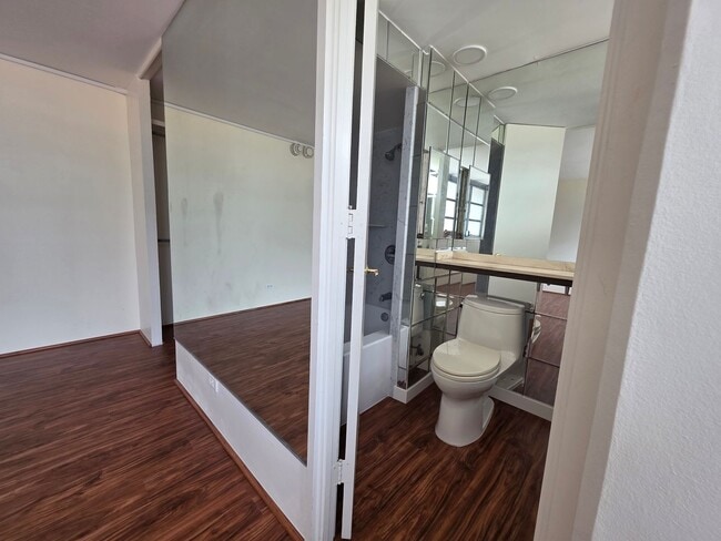 Building Photo - AVAILABLE NOW! Spacious and bright 2 bed, 2 bath, 1 parking unit on Ward Ave