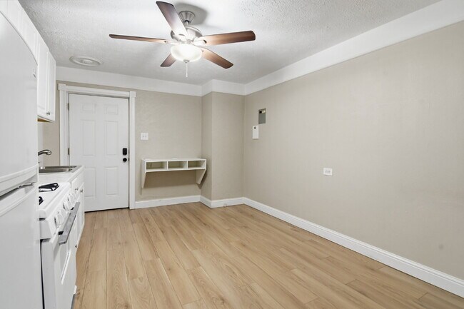 Building Photo - $1,245.95, 1 Beds - 1 Bath, Condo in Denver with Onsite Laundry!