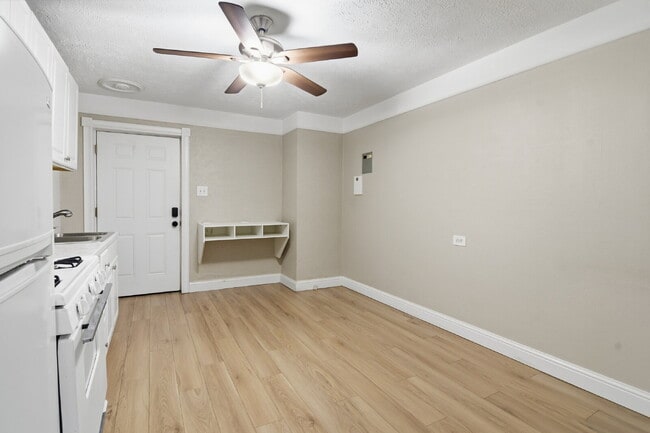 Building Photo - $1,245.95 with Half Off Second Month’s rent until 08/31/26 only, 1 Bed - 1 Bath, Condo in Denver ...