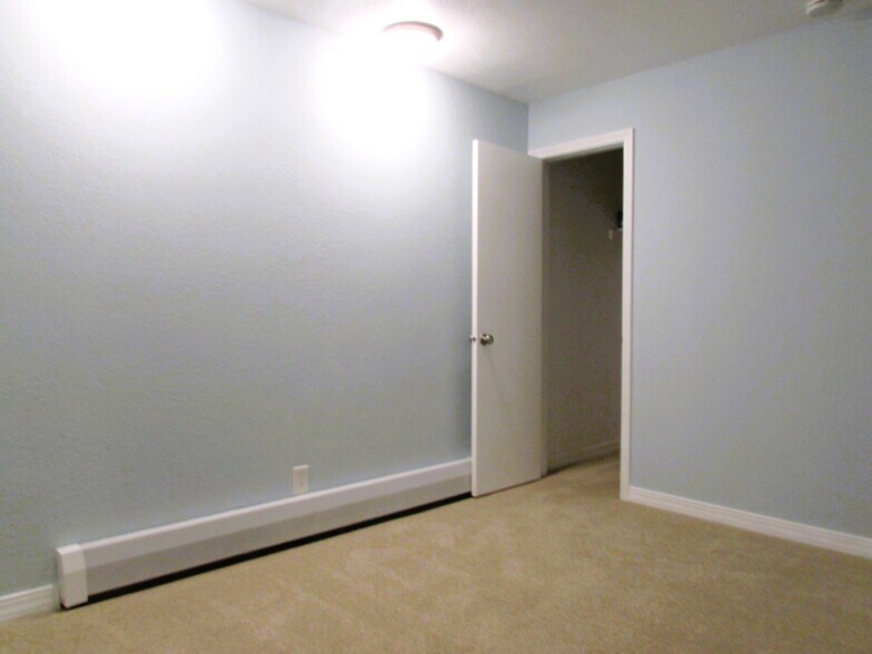 Building Photo - 3150 Lakeside Dr