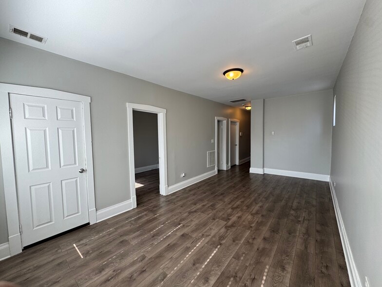 Building Photo - 5410 W Wrightwood Ave