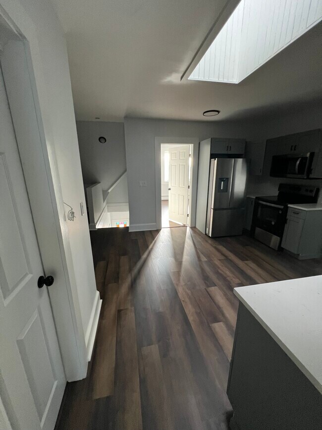 Building Photo - 185 Maple St