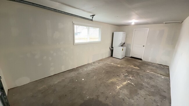 Building Photo - Cozy upgraded 2 bedroom duplex w/ attached 1 car garage in Lakewood available now!