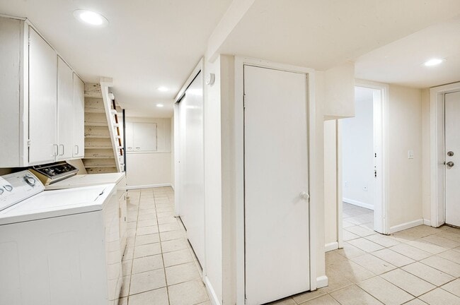 Building Photo - Charming 5 bedroom house with yard!! Close...