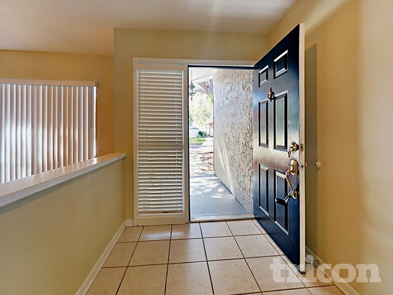 Building Photo - 610 Oakmoss Dr