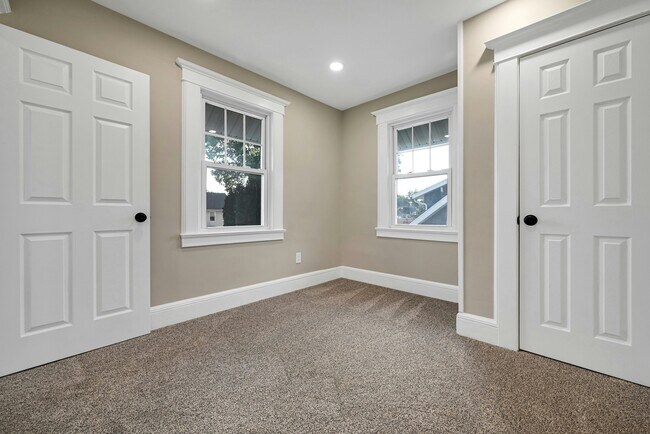 Building Photo - 25 Marinus St