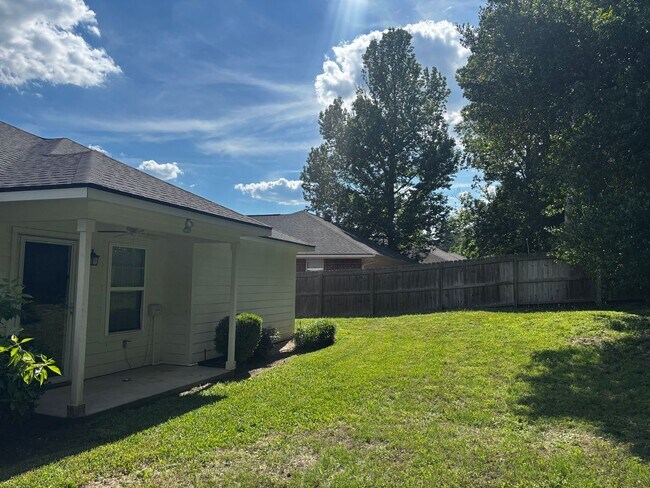Building Photo - 3 bed 2 bath House