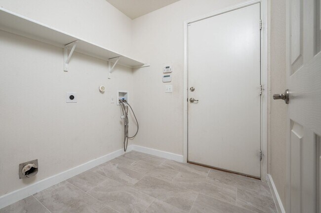 Building Photo - Updated 4BD/2BA Home Close to Airport, Tes...
