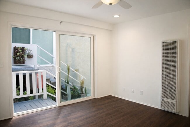 Building Photo - 733 Manhattan Beach Blvd