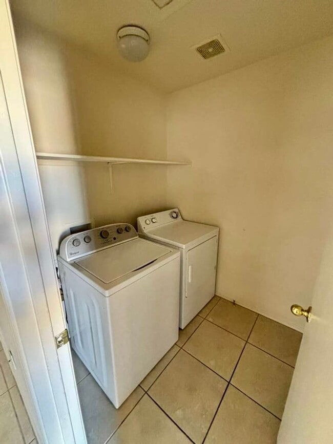 Building Photo - Delightful East Side 3 bedroom/2 bath Home...