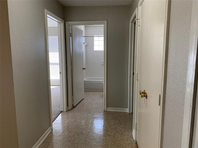 Building Photo - 585 Warsaw Dr