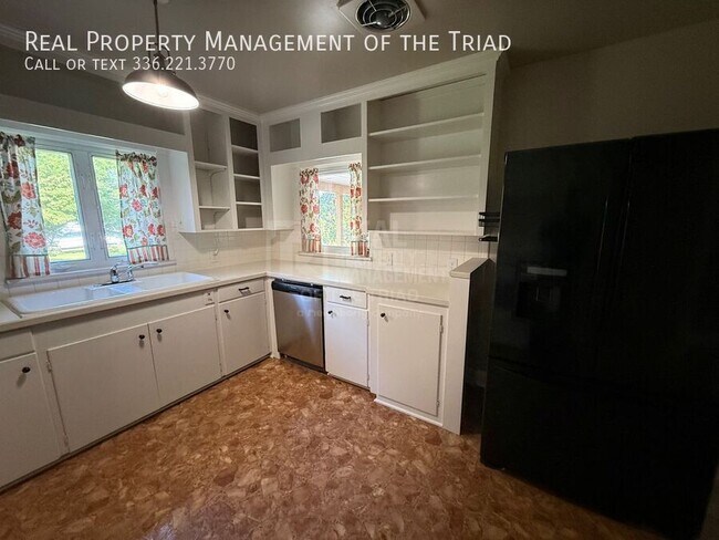 Building Photo - 3300 Anderson Dr