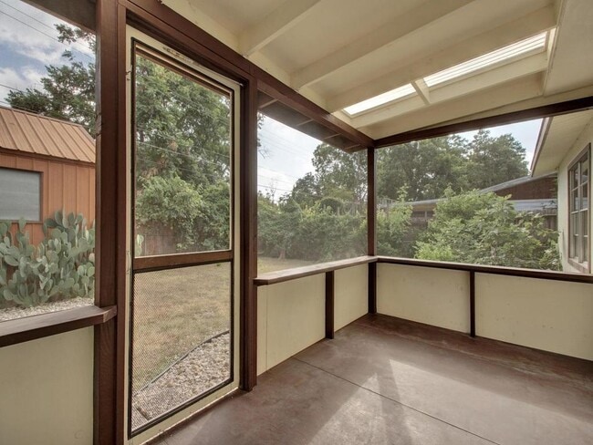 Building Photo - 1110 Fieldcrest Dr