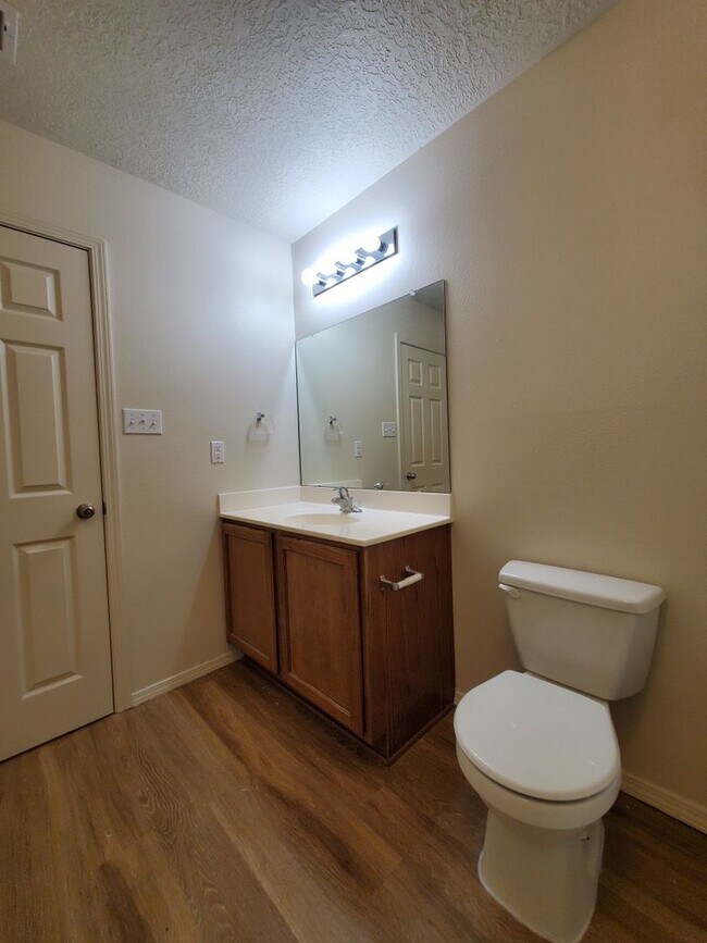 Building Photo - 3 bed 2 bath 1800 sq ft in Huning Ranch!