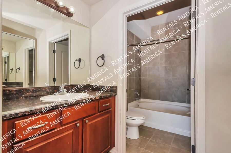 Building Photo - 2550 E River Rd