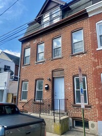 Building Photo - 2 Bedroom - 1 full bath 960 sq. ft. Home