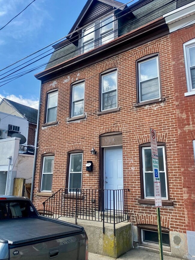 Building Photo - 2 Bedroom - 1 full bath 960 sq. ft.  Home