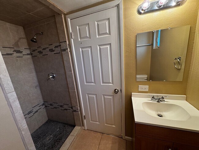 Building Photo - Beautiful 3 bedroom 2 bathroom home.